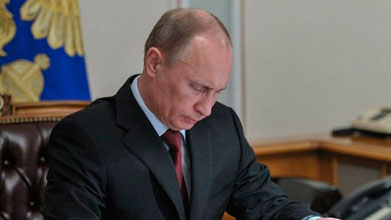 Путин подписал законы о фейках и неуважение власти